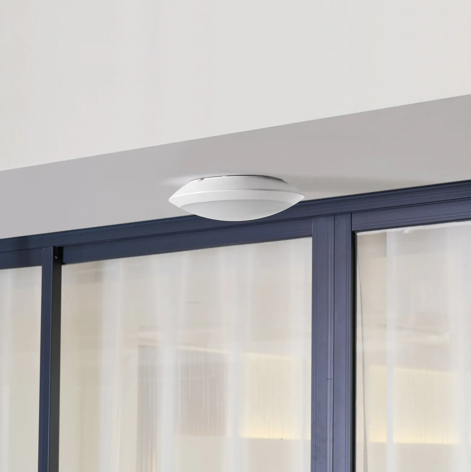 Lindby LED-ulkokattolamppu Naira, valkoinen, anturi, 30 cm, IP65