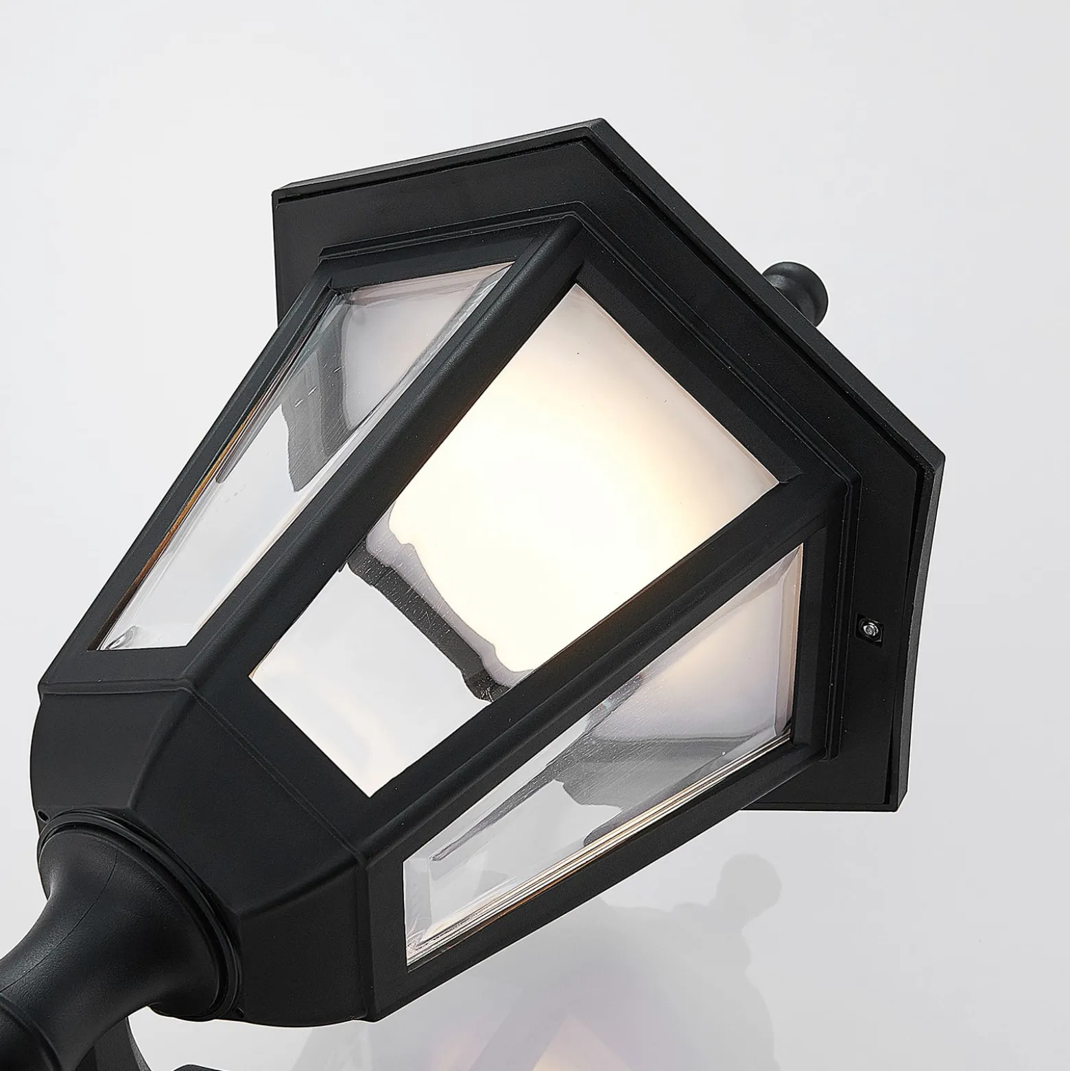 Lindby LED-ulkoseinävalaisin Iavo, sensori, musta, lyhty