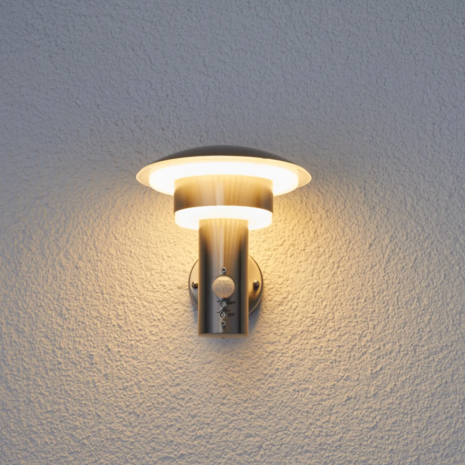 Lindby LED-ulkoseinävalaisin Lillie, anturi, korkeus 19 cm