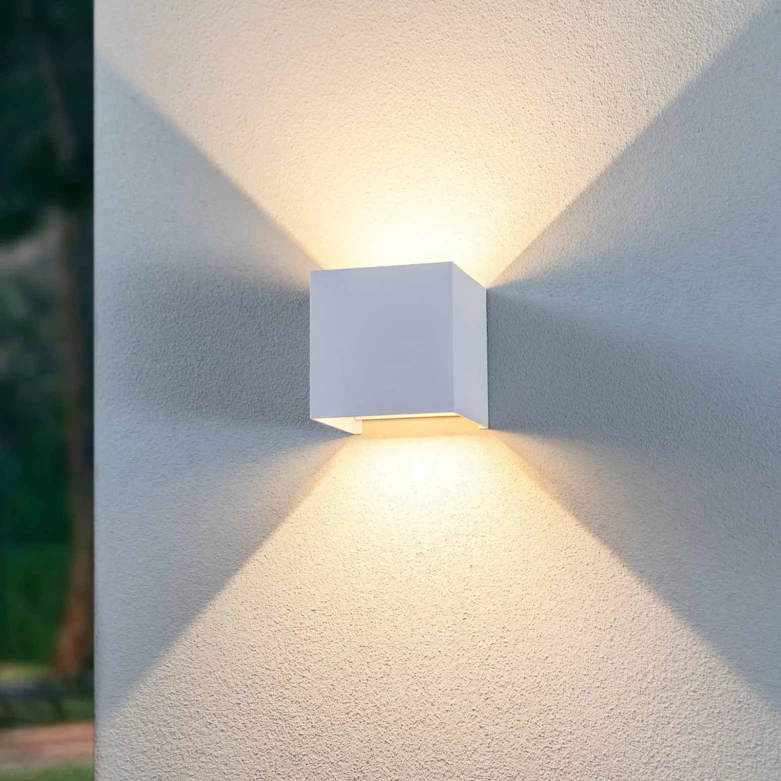 Lindby LED-ulkoseinävalaisin Nivar, kulmikas, valkoinen, 10 cm, IP54