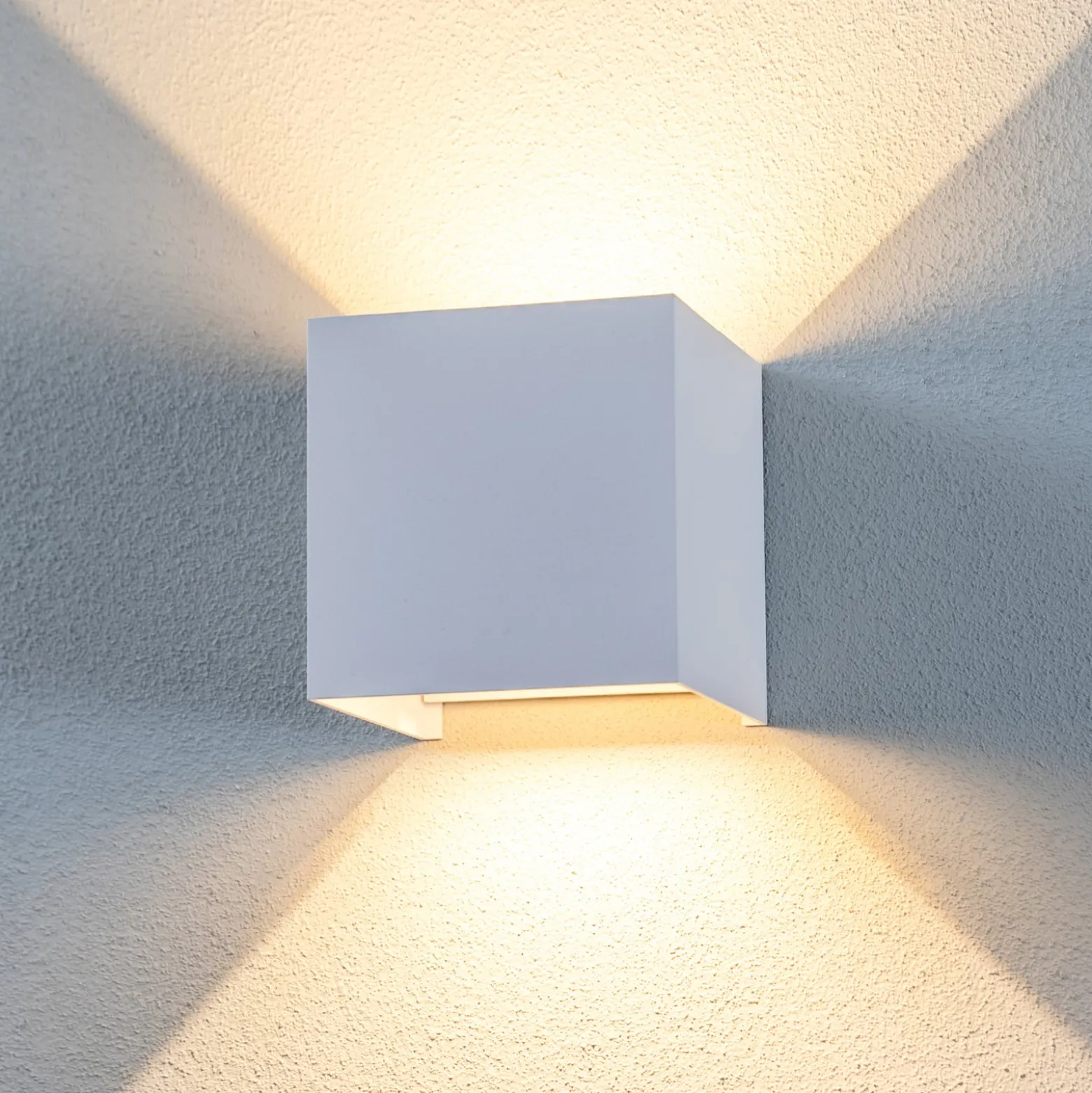 Lindby LED-ulkoseinävalaisin Nivar, kulmikas, valkoinen, 10 cm, IP54