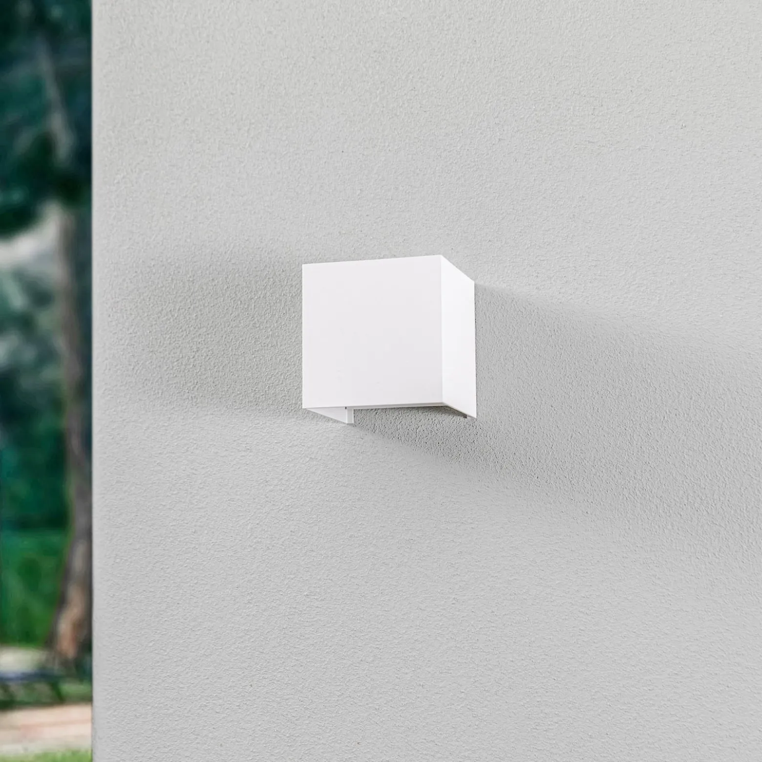 Lindby LED-ulkoseinävalaisin Nivar, kulmikas, valkoinen, 10 cm, IP54