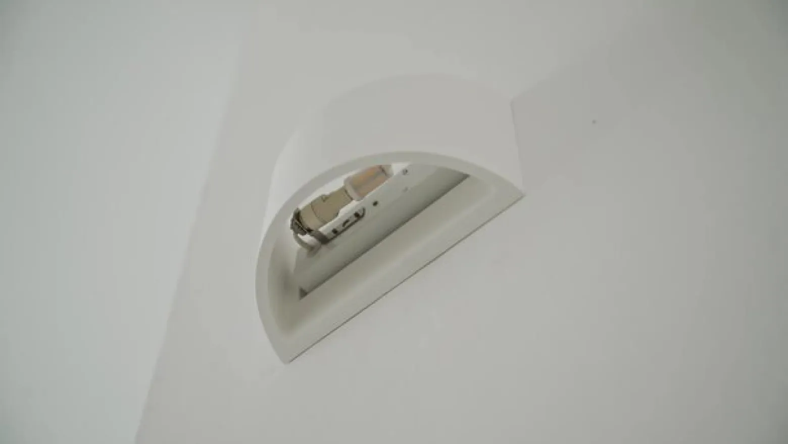 Lindby seinävalaisin Heiko, ylös/alas, rappaus, valkoinen, korkeus 12 cm