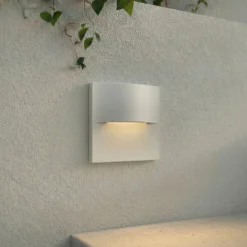 Lindby upotettava LED-seinävalaisin Alune, valkoinen, kaareva, 8x8cm, IP65