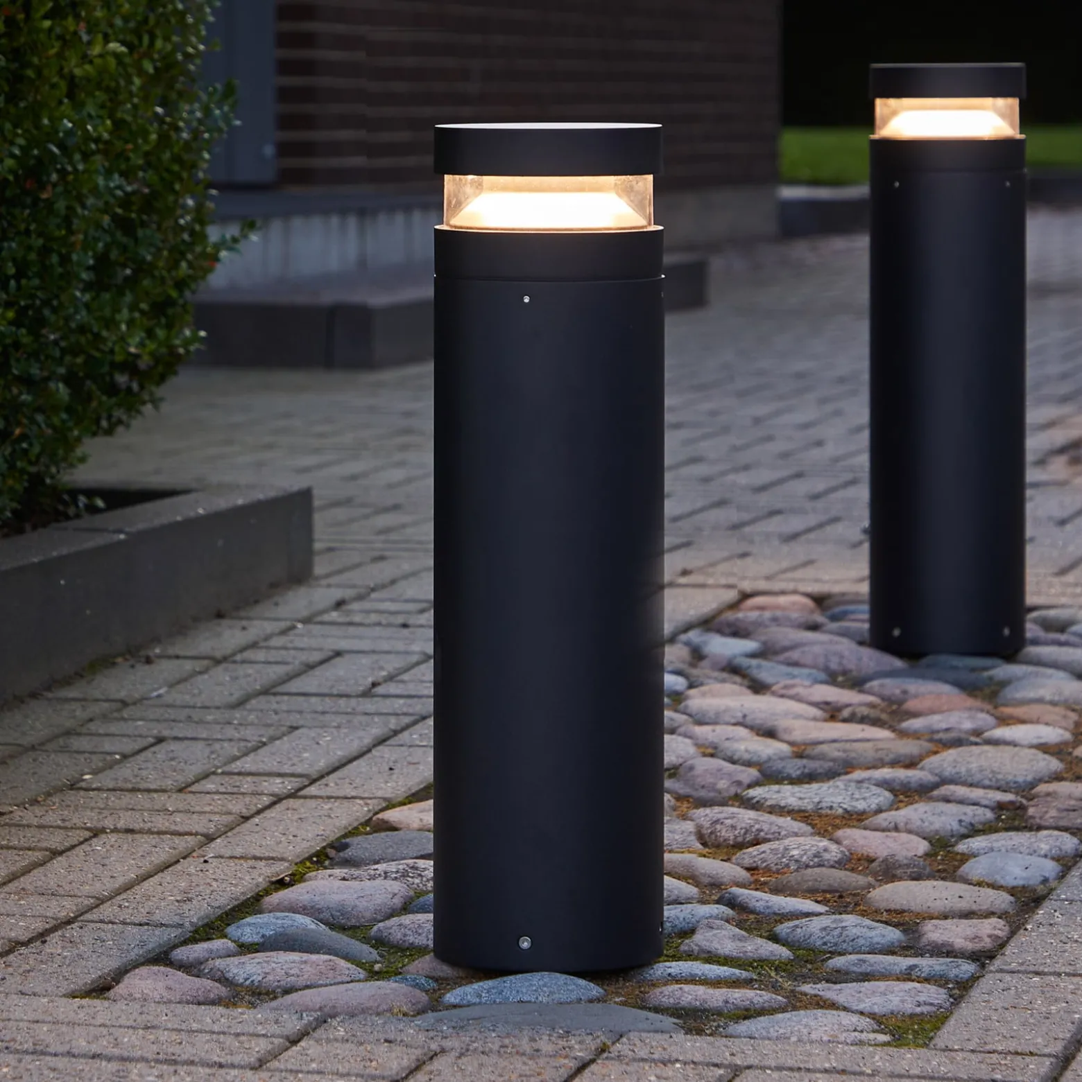 LOOM DESIGN Baldur LED polkuvalaisin, musta, korkeus 60 cm, alumiinia