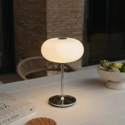Lucande LED-akkukäyttöinen pöytävalaisin Anoria, kromi/valkoinen, lasi, IP44,
