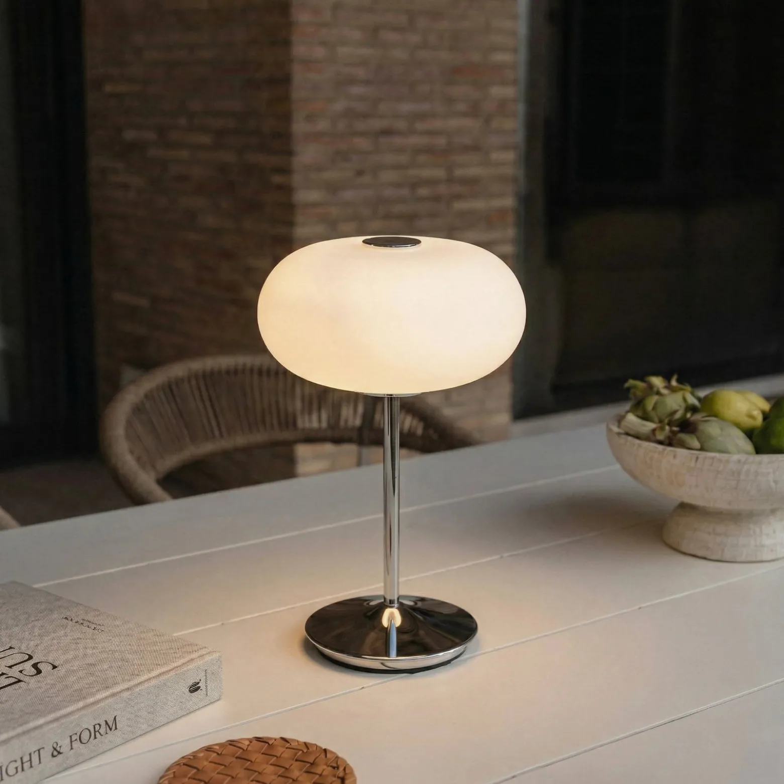 Lucande LED-akkukäyttöinen pöytävalaisin Anoria, kromi/valkoinen, lasi, IP44,