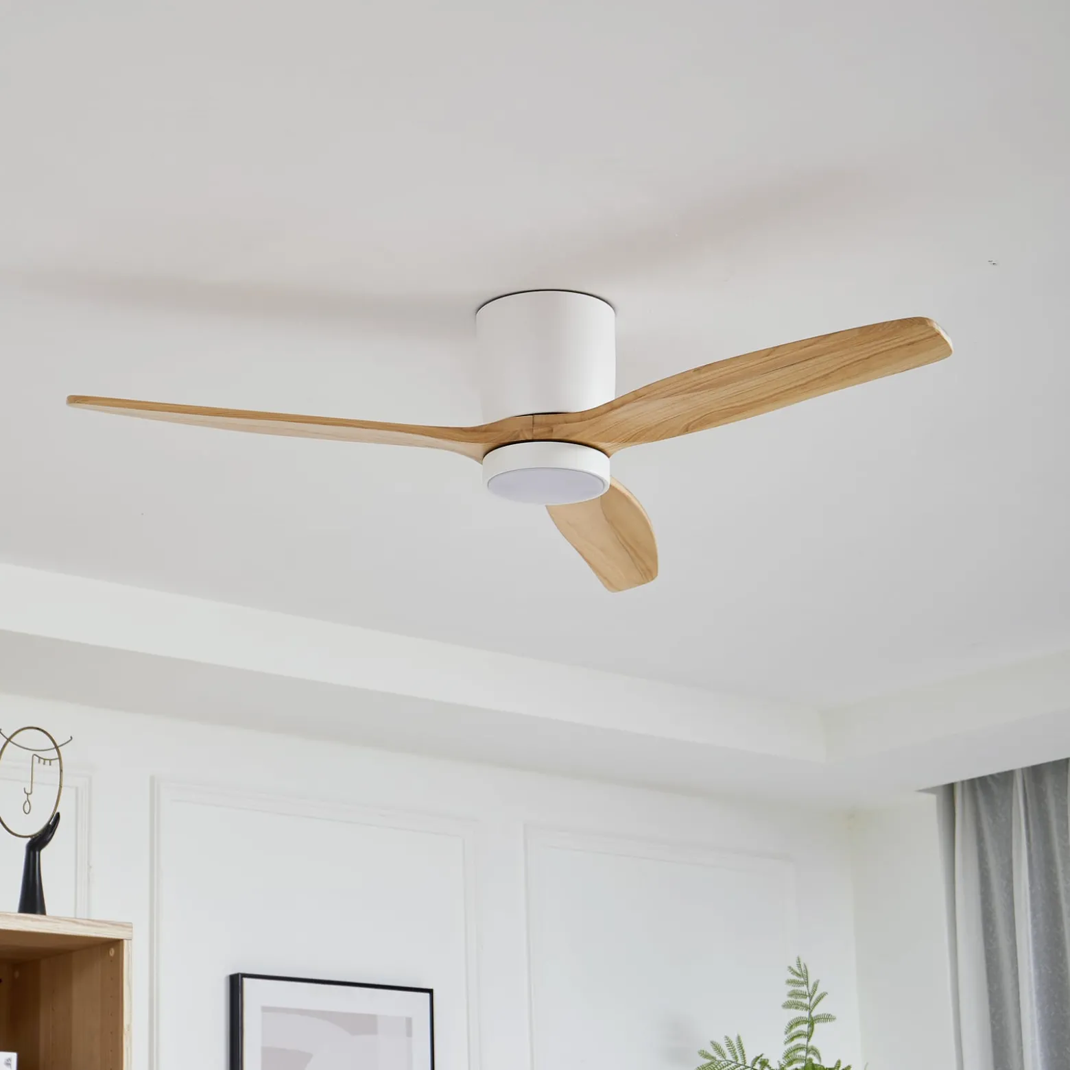 Lucande LED-kattotuuletin Faipari, vaalea puu, DC, 132 cm
