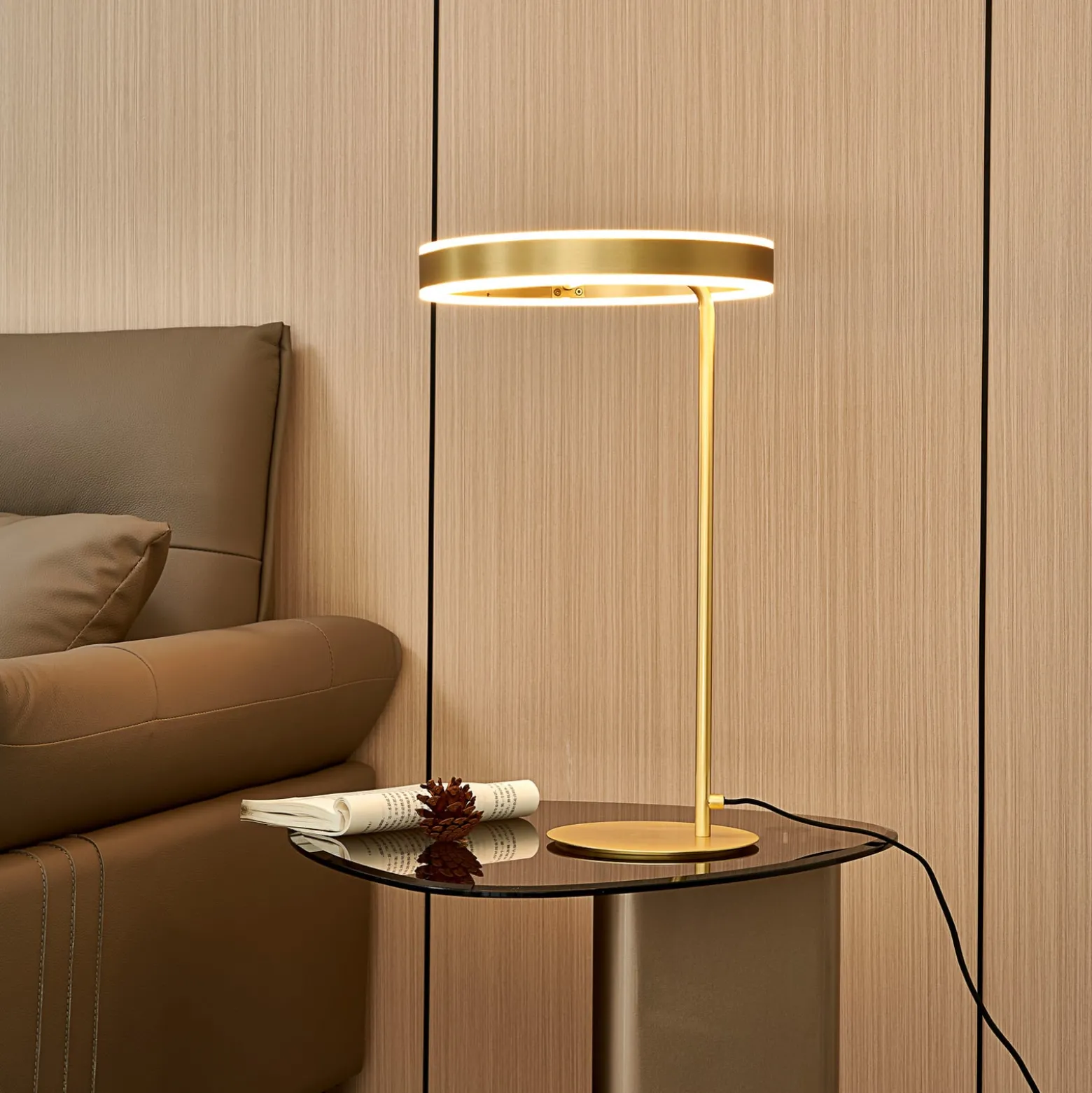 Lucande LED-pöytävalaisin Yekta, messingin värinen, 59 cm, himmennettävä