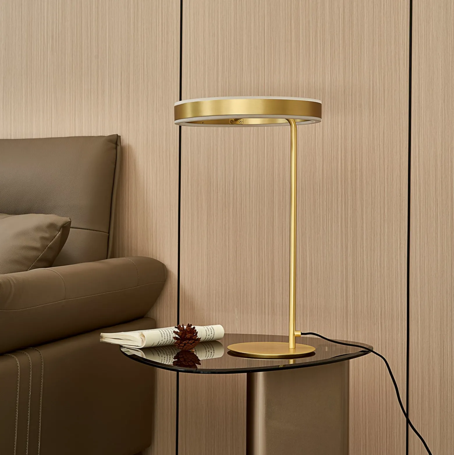 Lucande LED-pöytävalaisin Yekta, messingin värinen, 59 cm, himmennettävä