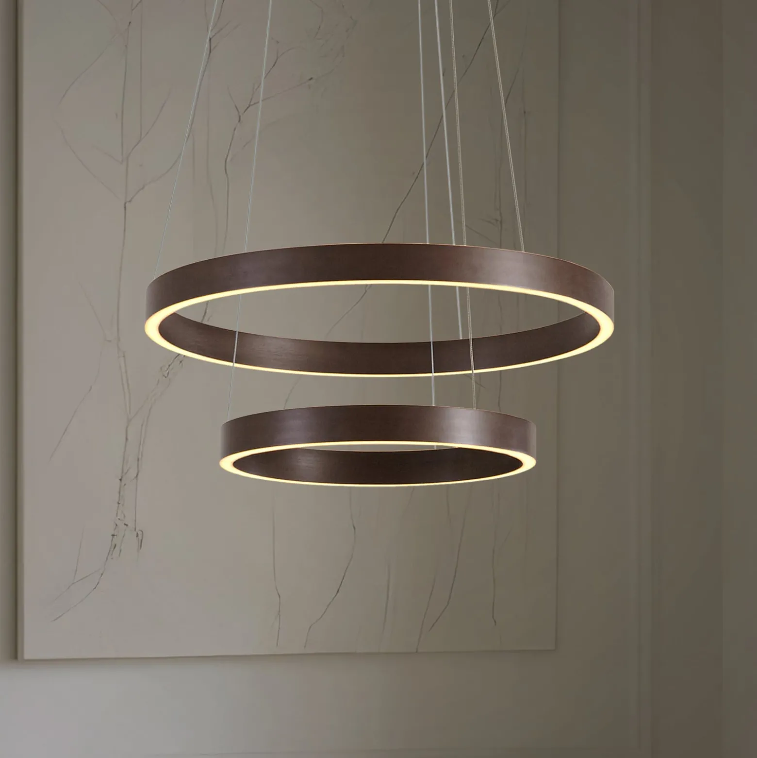 Lucande LED-riippuvalaisin Yonam, Ø 60 cm, 2-lamppuinen, ruskea, CCT