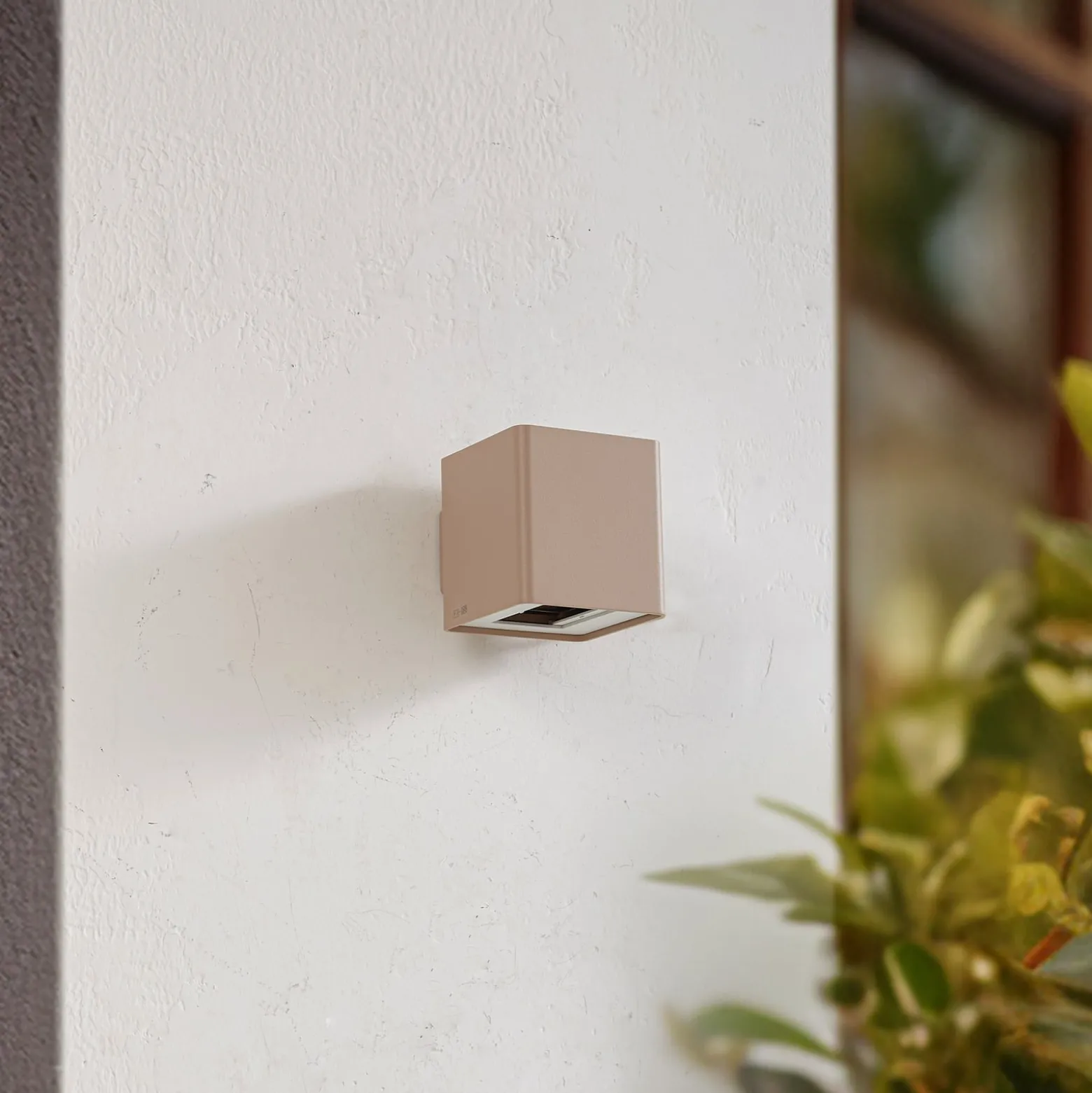 Lucande LED-ulkoseinävalaisin Aaron, beige, IP54, ylös/alas