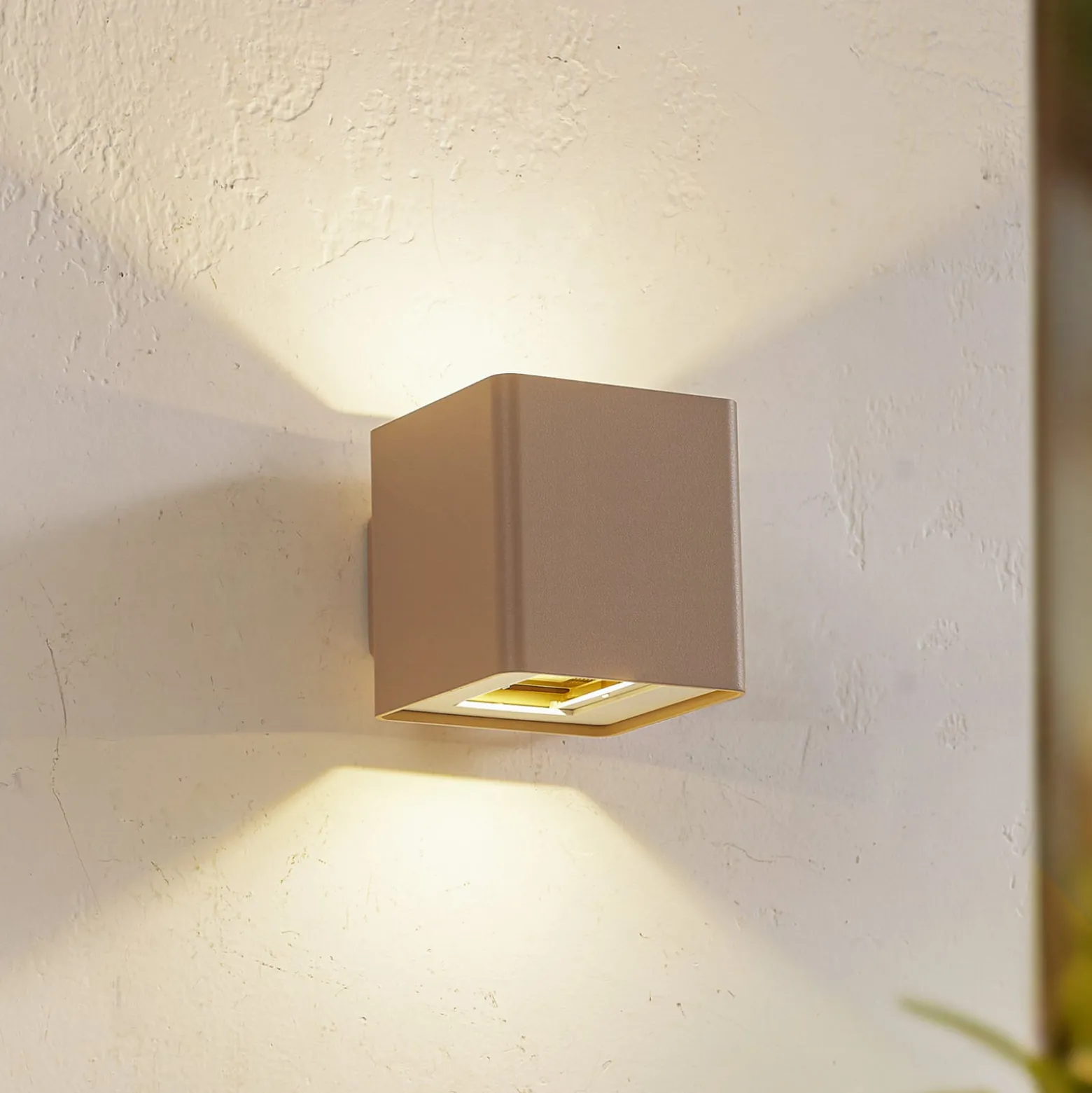 Lucande LED-ulkoseinävalaisin Aaron, beige, IP54, ylös/alas