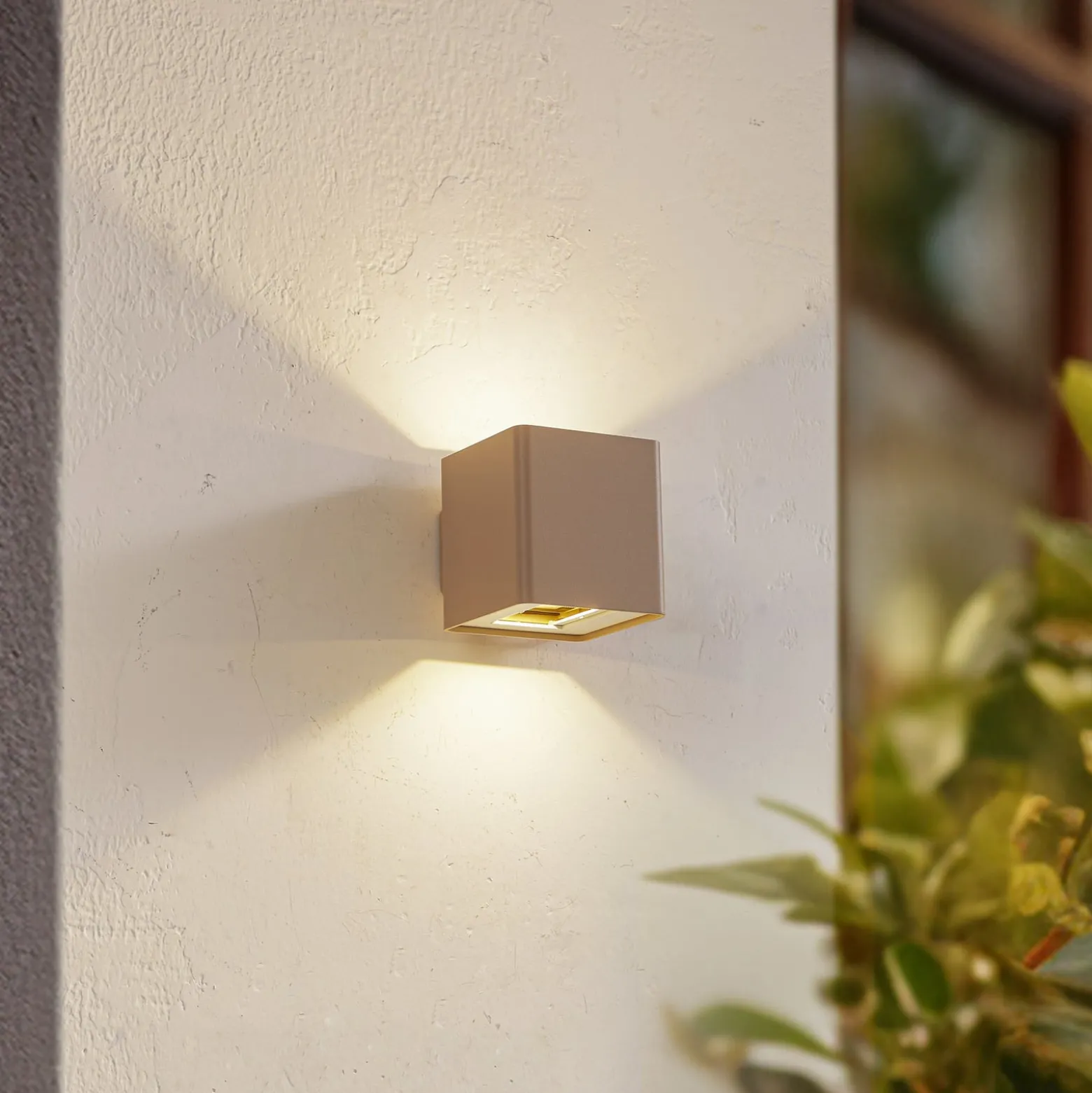 Lucande LED-ulkoseinävalaisin Aaron, beige, IP54, ylös/alas