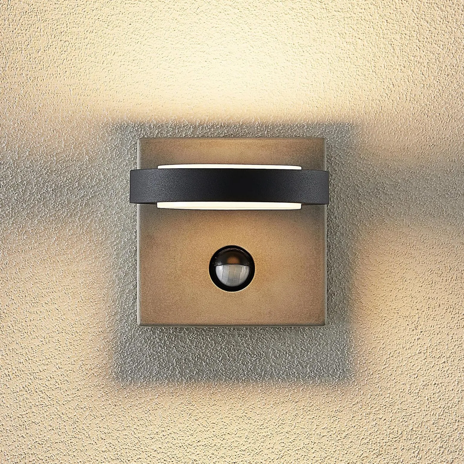 Lucande LED-ulkoseinävalaisin Belna, betoni, anturi, IP54