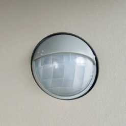 Lucande LED-ulkoseinävalaisin Silvan, kiviharmaa, liiketunnistin, IP54