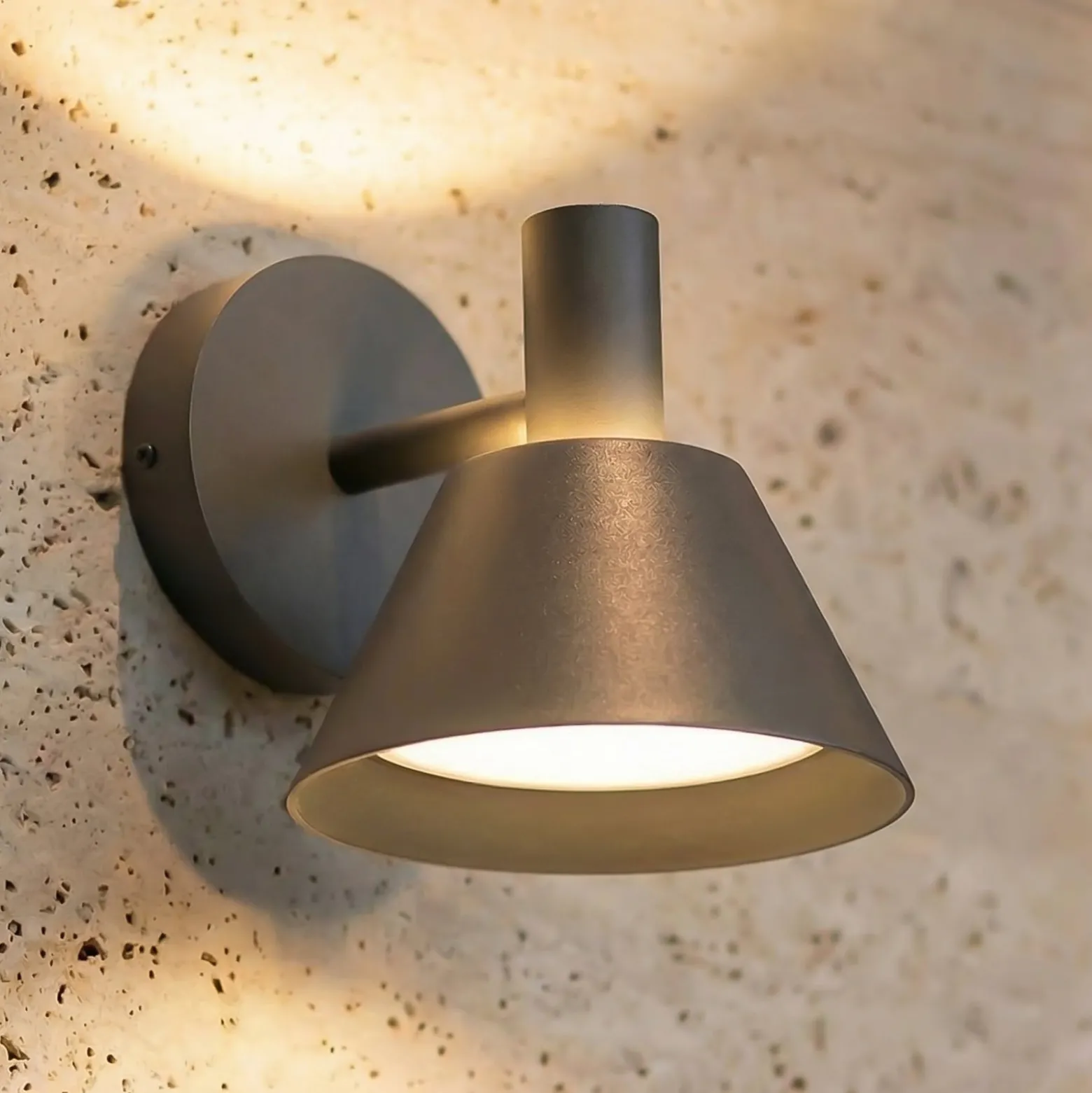 Lucande LED-ulkoseinävalaisin Tabena, mattamusta, IP44, CCT