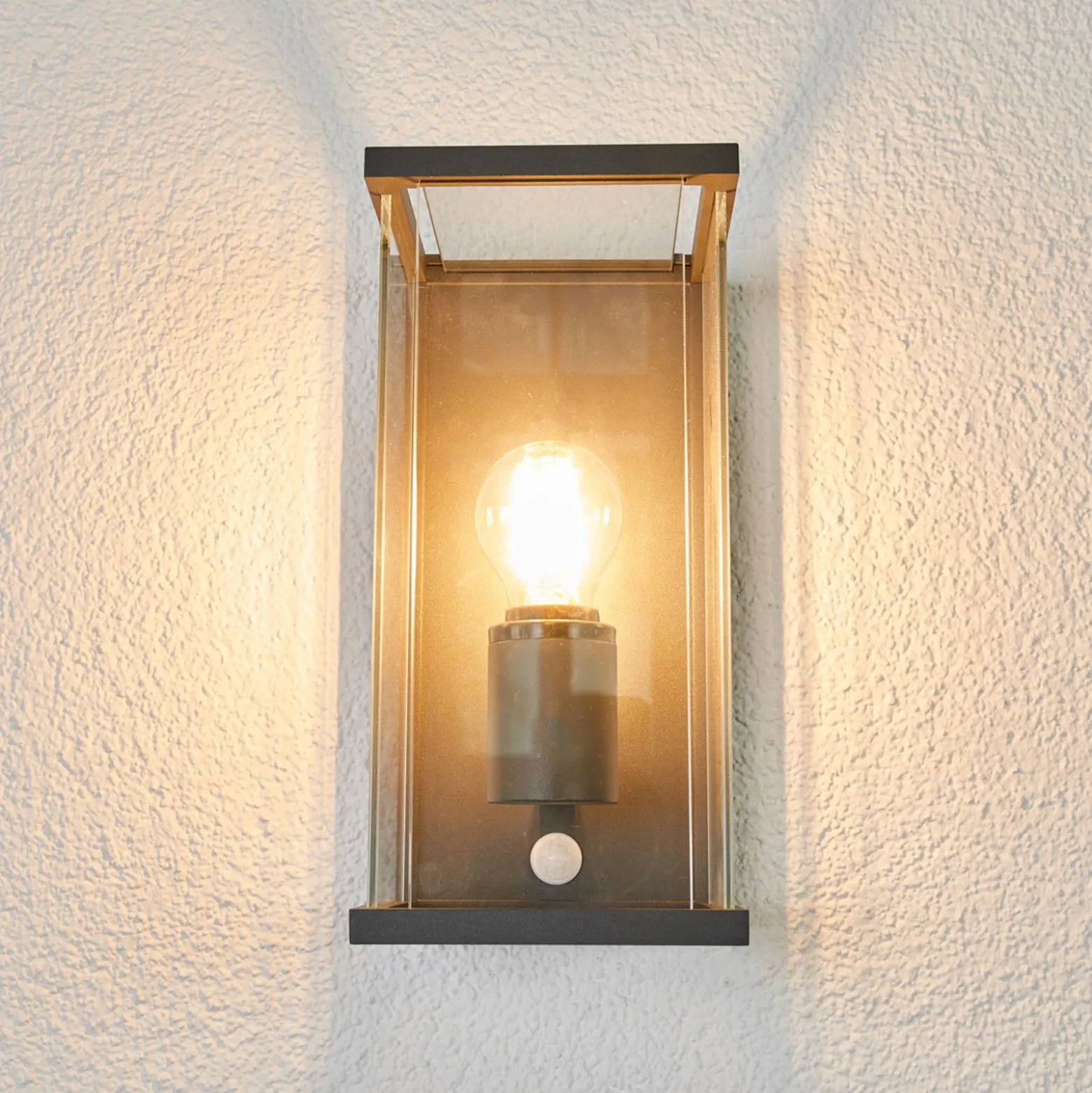 Lucande ulkoseinävalaisin Annalea, 29cm, 1-valo, IP54, anturi