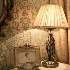 Maytoni Grace -pöytälamppu 1 lamppu messinki/beige