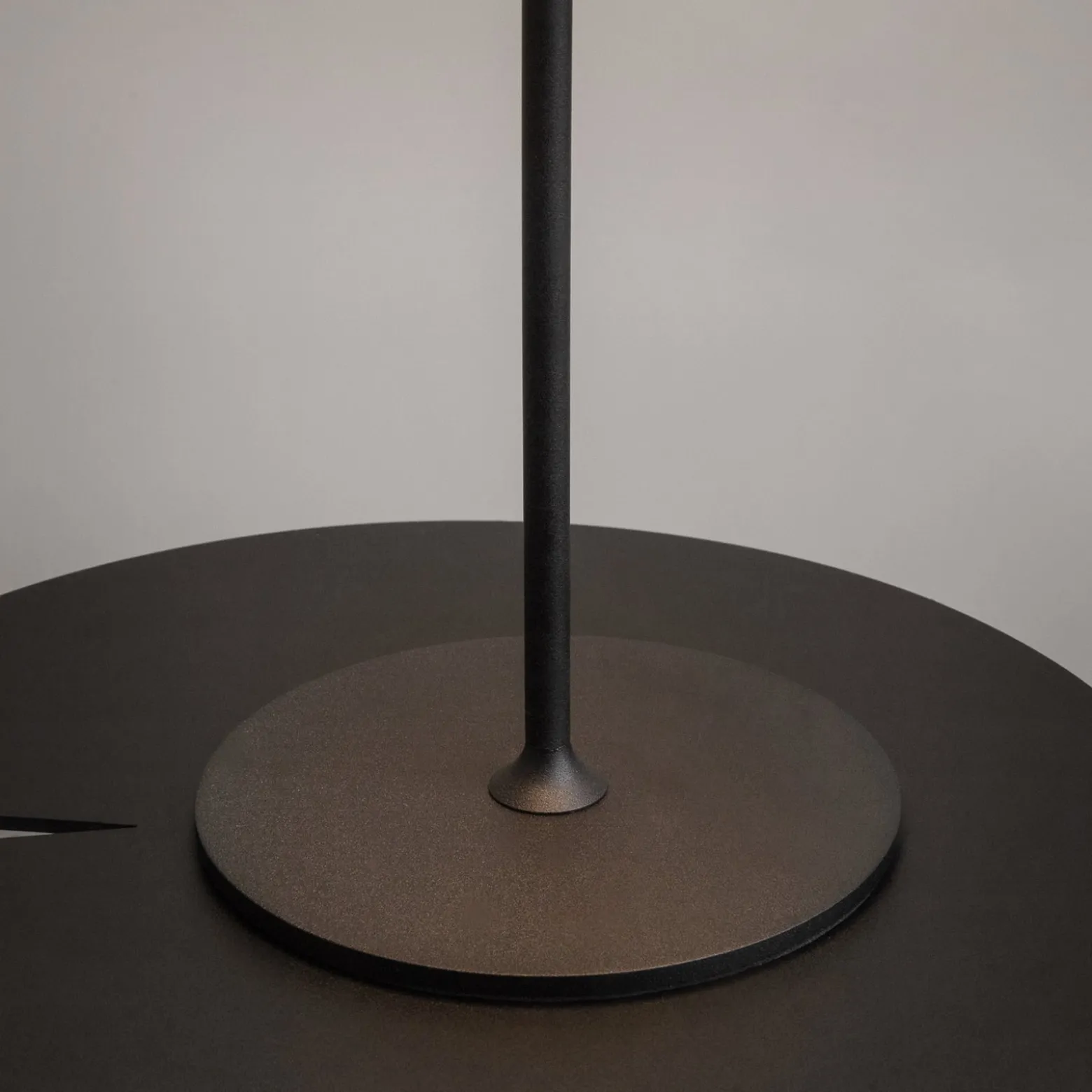 Maytoni ladattava LED-pöytävalaisin AI Collaboration, alumiini, musta