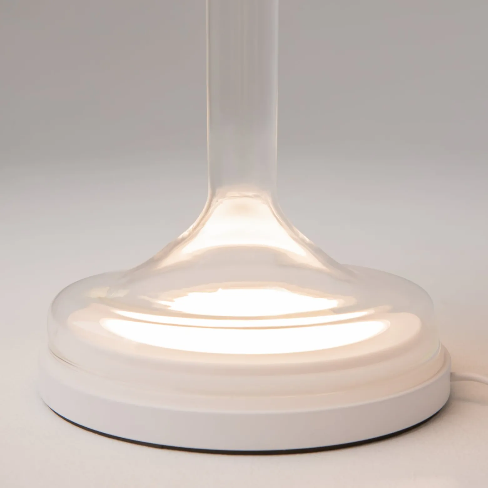 Maytoni LED-pöytävalaisin Spirito, valkoinen, lasi, korkeus 42 cm