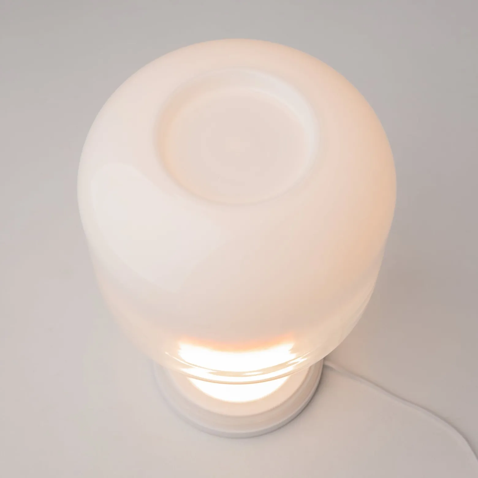 Maytoni LED-pöytävalaisin Spirito, valkoinen, lasi, korkeus 42 cm