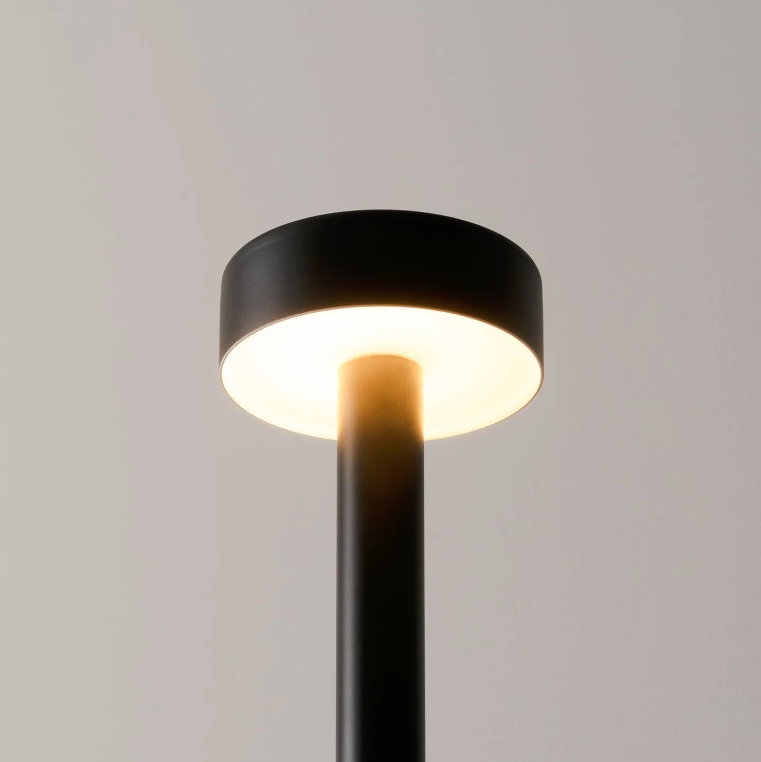 Milan Peak Lane LED-lattiavalaisin musta 170 cm