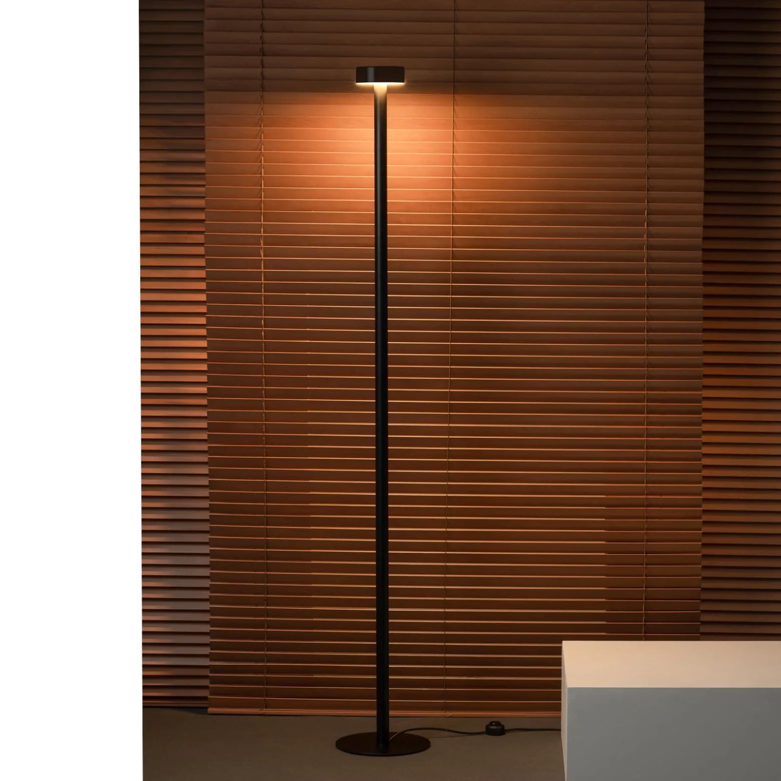 Milan Peak Lane LED-lattiavalaisin musta 170 cm