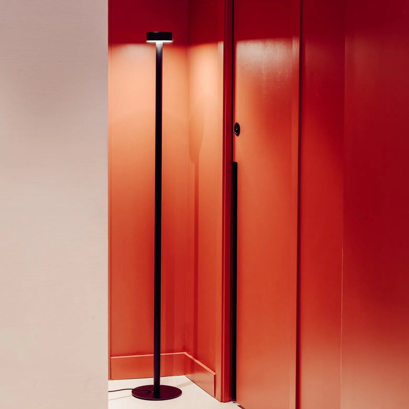 Milan Peak Lane LED-lattiavalaisin musta 170 cm