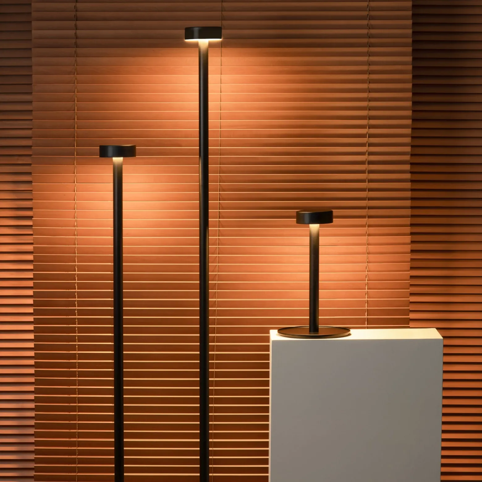 Milan Peak Lane LED-lattiavalaisin musta 170 cm