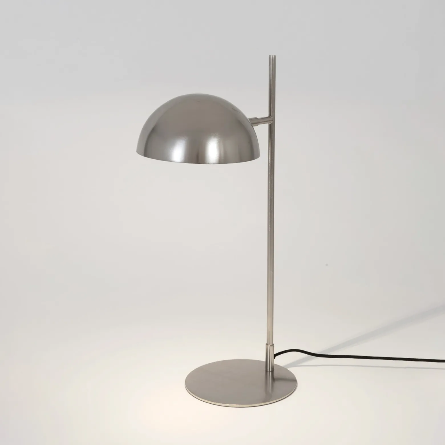 Miro pöytävalaisin, hopeanvärinen, korkeus 58 cm, rauta/messinki