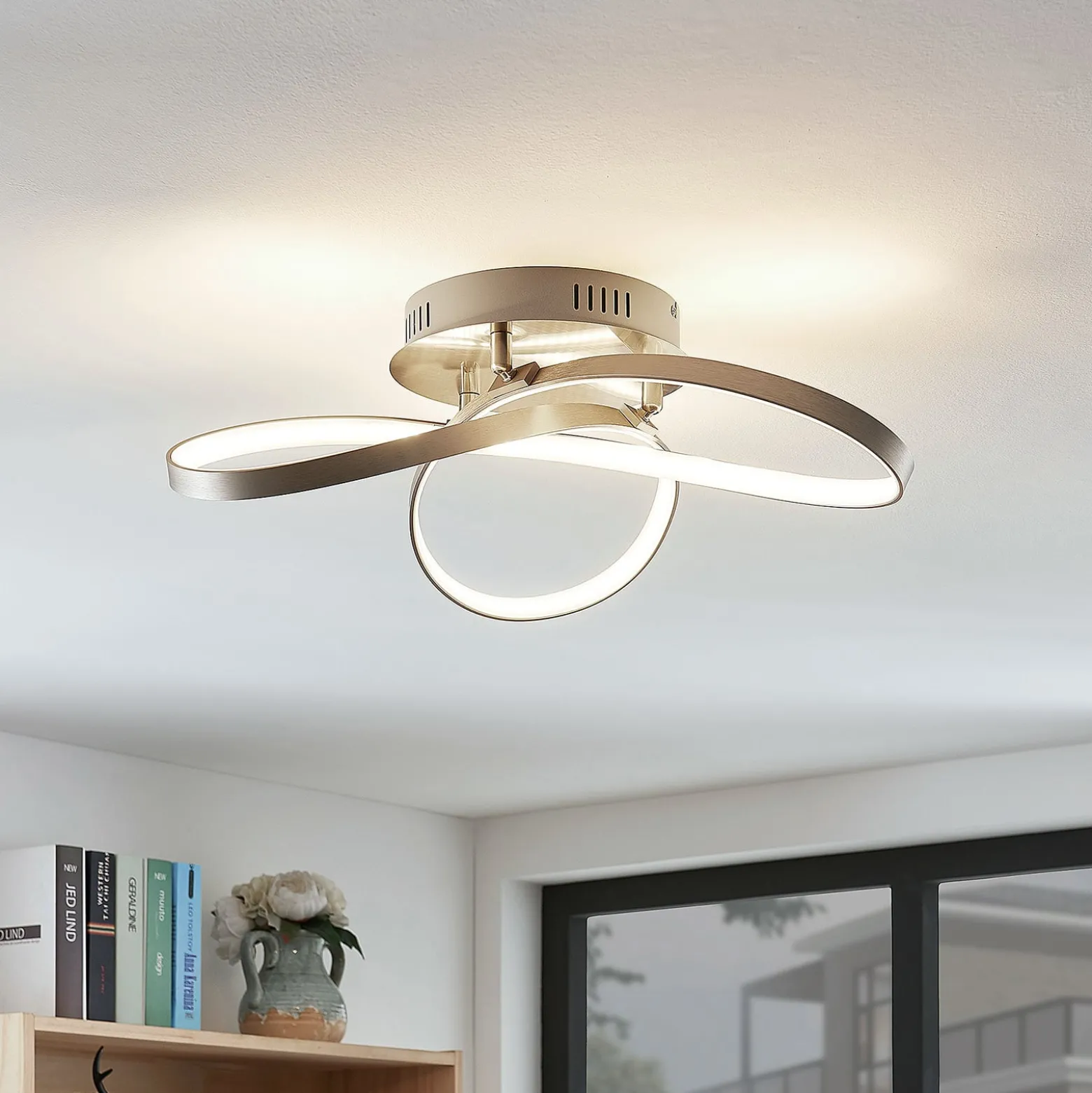 Modernisti muotoiltu LED-kattovalaisin Saliha