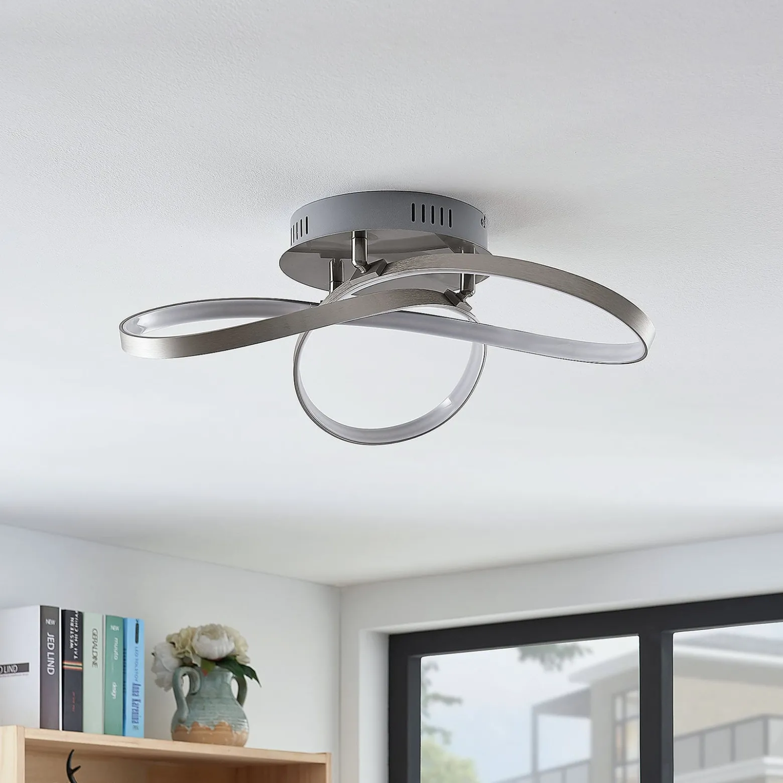 Modernisti muotoiltu LED-kattovalaisin Saliha