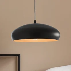 Mogano riippuvalaisin metallisella varjostimella, musta