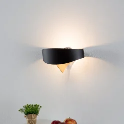 Musta ja kultainen design-seinävalaisin Scudo LED