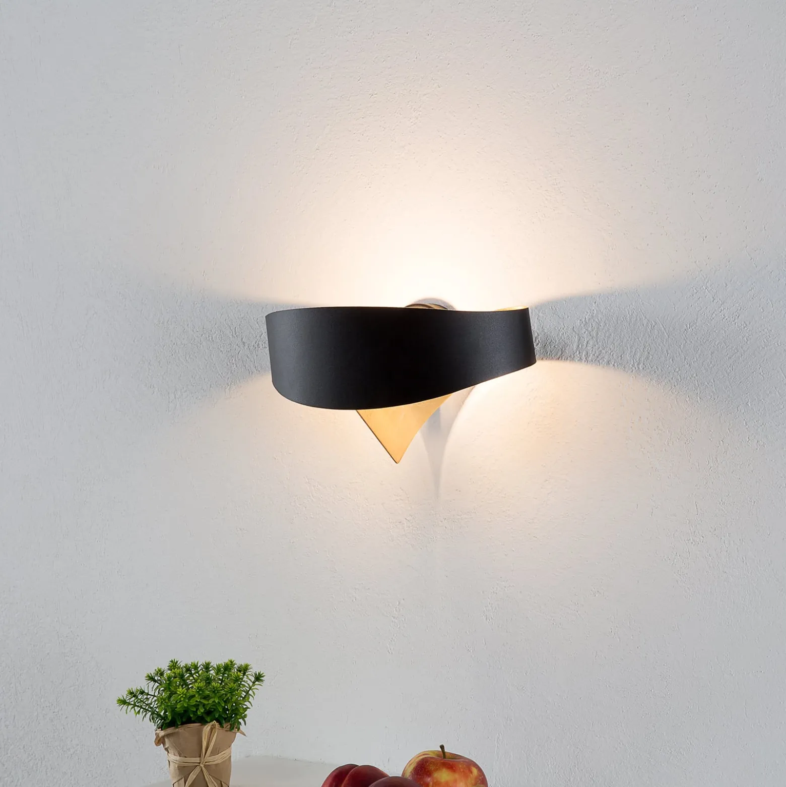 Musta ja kultainen design-seinävalaisin Scudo LED