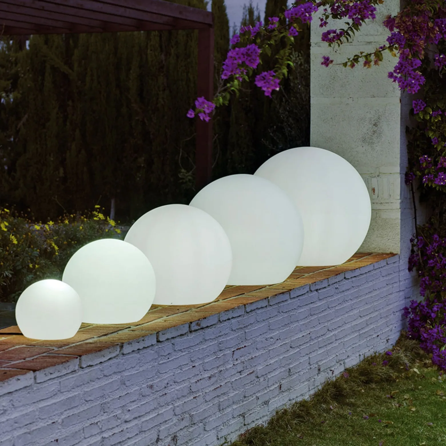 Newgarden Buly LED-aurinkovalopallo IP65, Ø 60cm
