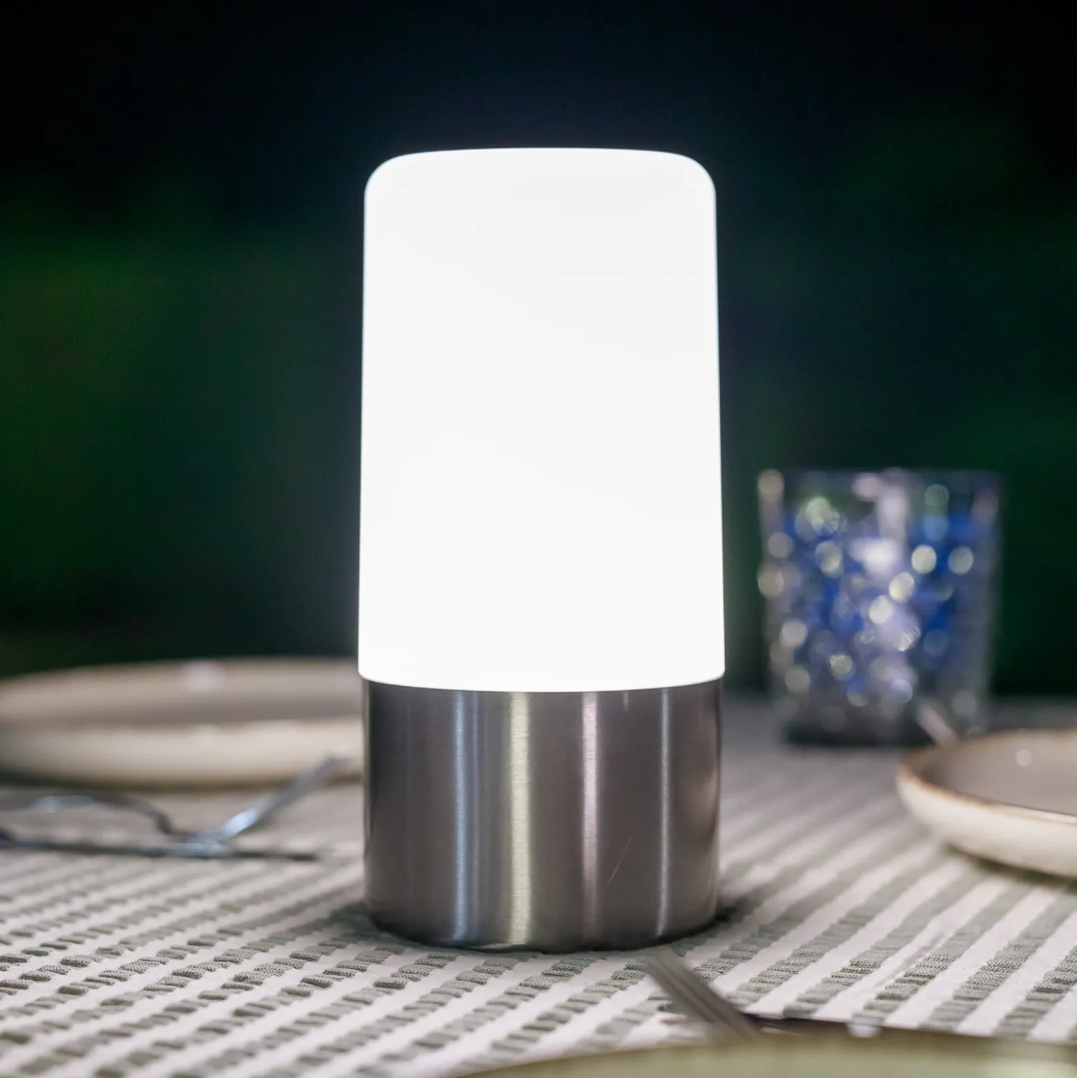 Newgardenin ladattava LED-pöytävalaisin Maia, harmaa, IP54, RGBW