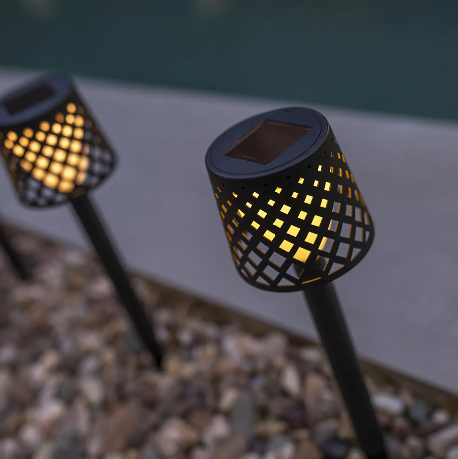 Newgarden LED-aurinkovalaisin Gretita, musta, maapiikki, 4 kpl
