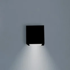 Newgarden LED-ladattava seinävalaisin Box 8, musta, 7.5x7.5cm