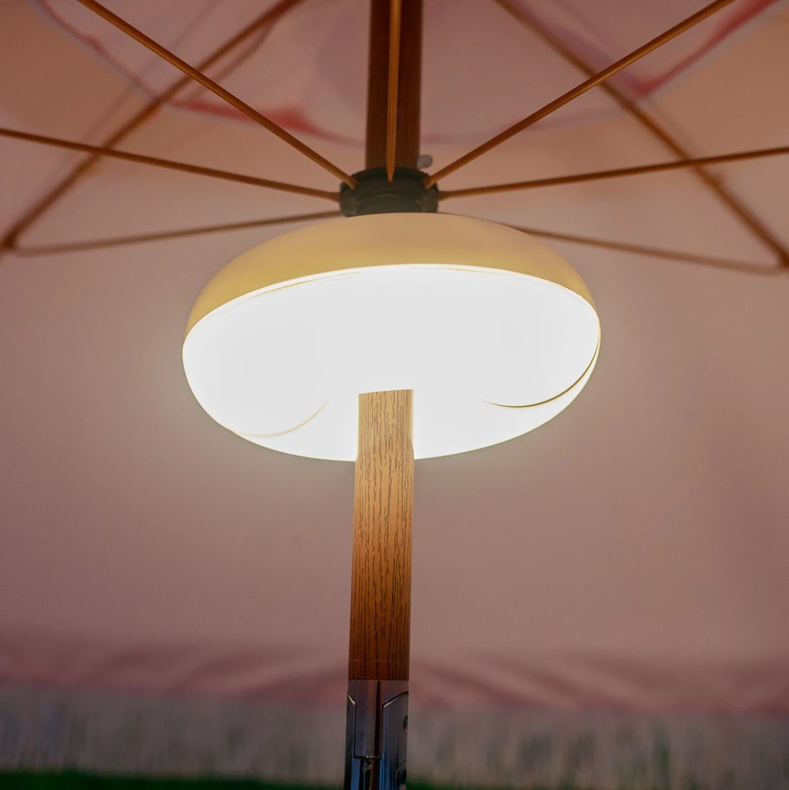 Newgarden LED-ladattava valo Lima, IP54, RGBW, aurinkovarjot
