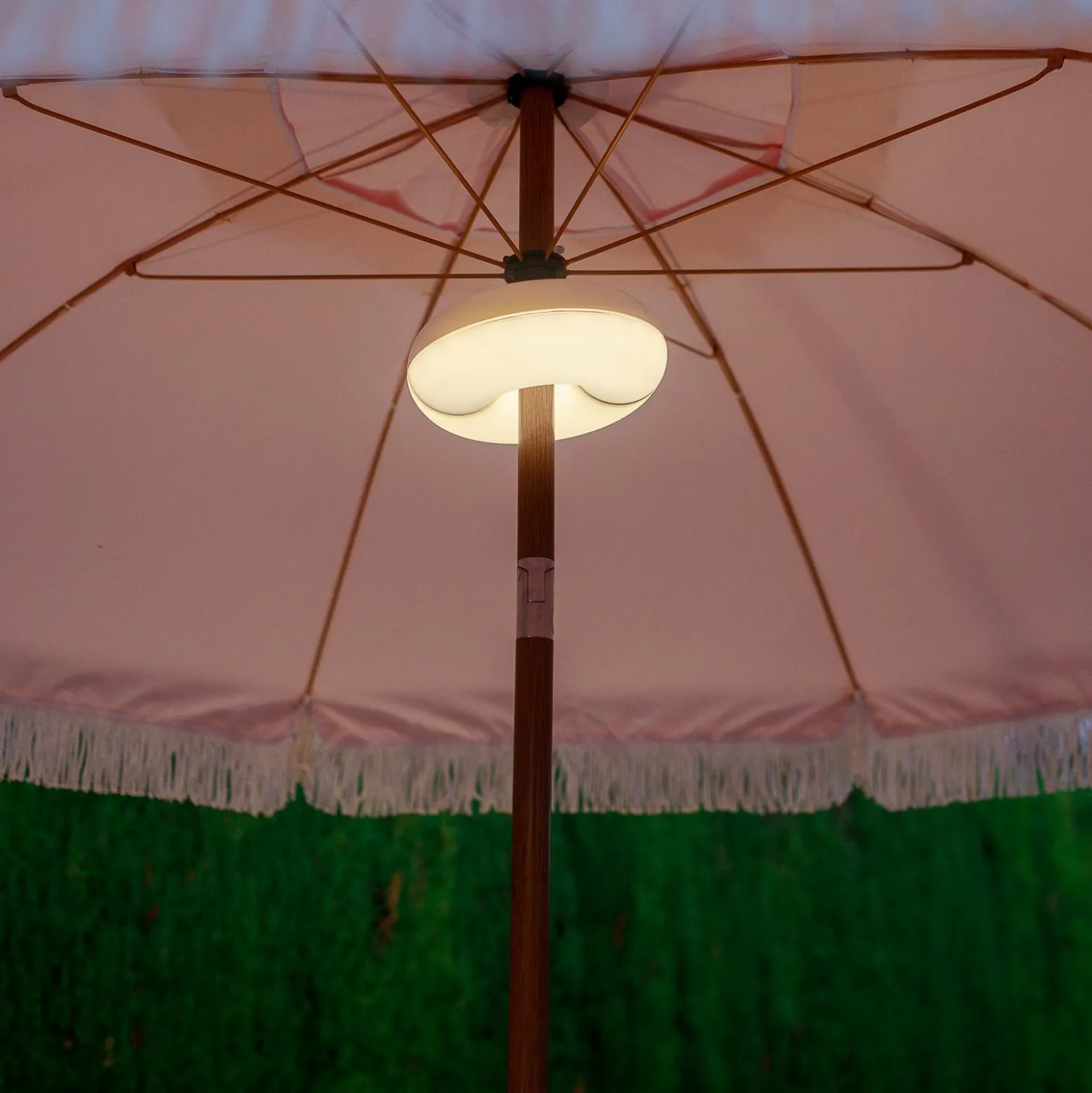 Newgarden LED-ladattava valo Lima, IP54, RGBW, aurinkovarjot