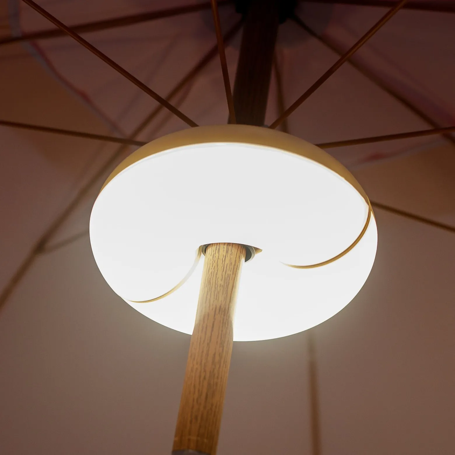 Newgarden LED-ladattava valo Lima, IP54, RGBW, aurinkovarjot