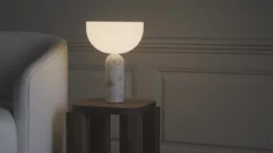 NEW WORKS LED-akkukäyttöinen pöytävalaisin Kizu, beige, marmori, himmennettävä