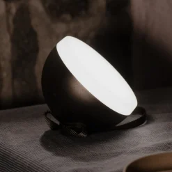 New Works Sphere LED-akkulamppu IP67 tumma pronssi DARK