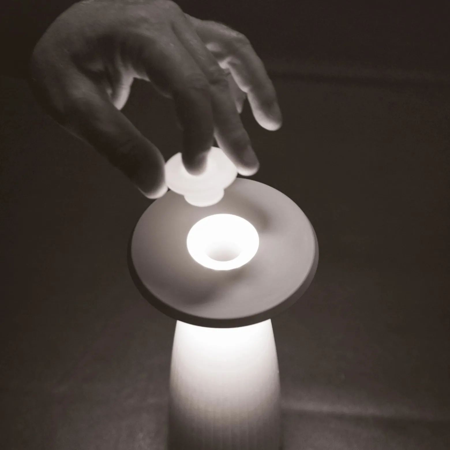 Nuflair LED ladattava pöytävalaisin, valkoinen, IP54, himmennettävä, 24 cm