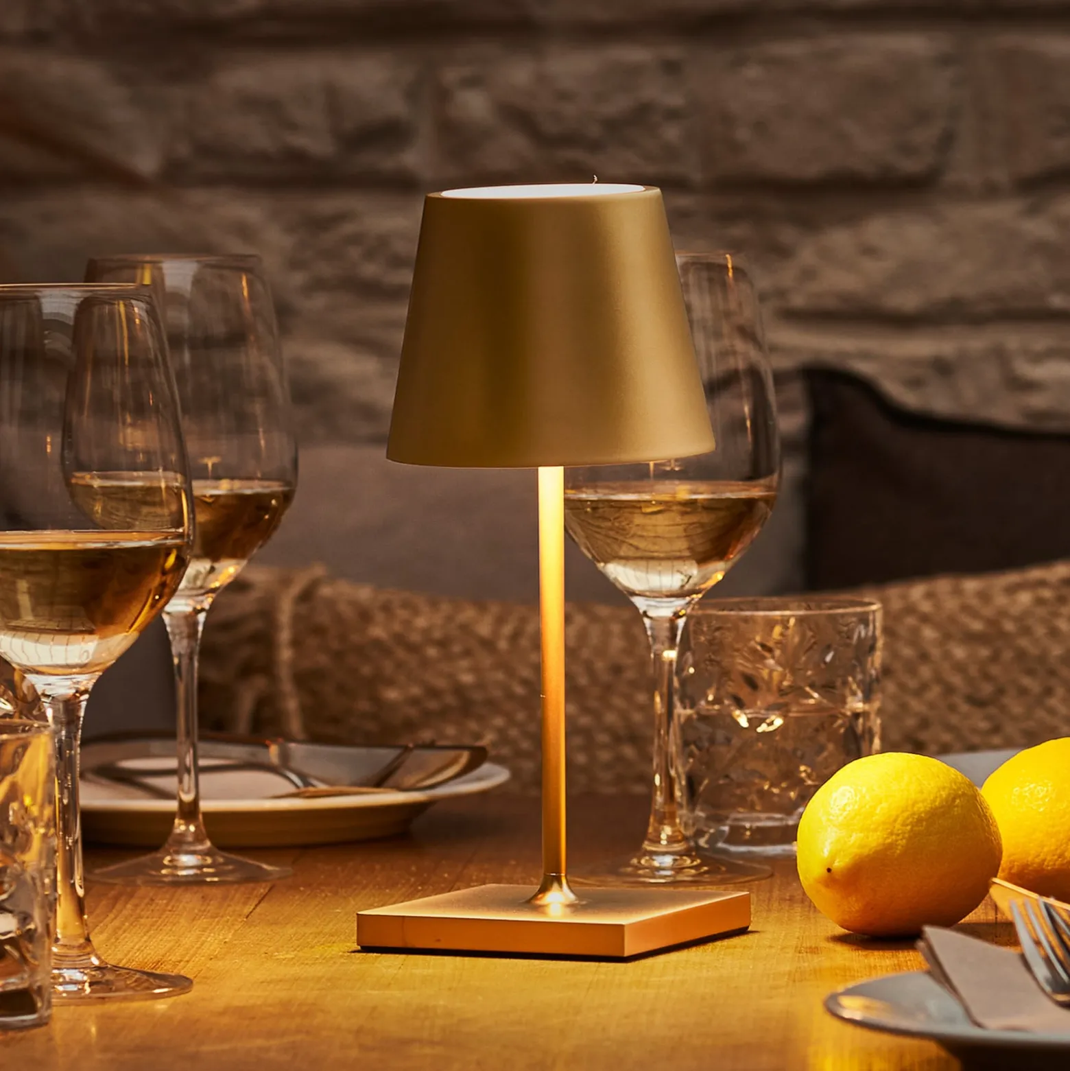 Nuindie mini LED ladattava pöytävalaisin, USB-C, kultainen, IP54, himmennettävä