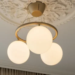 Nuura kattokruunu Miira 3 Circular, Ø 54 cm, messinki/opaalinen