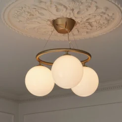 Nuura kattokruunu Miira 3 Circular, Ø 54 cm, messinki/opaalinen