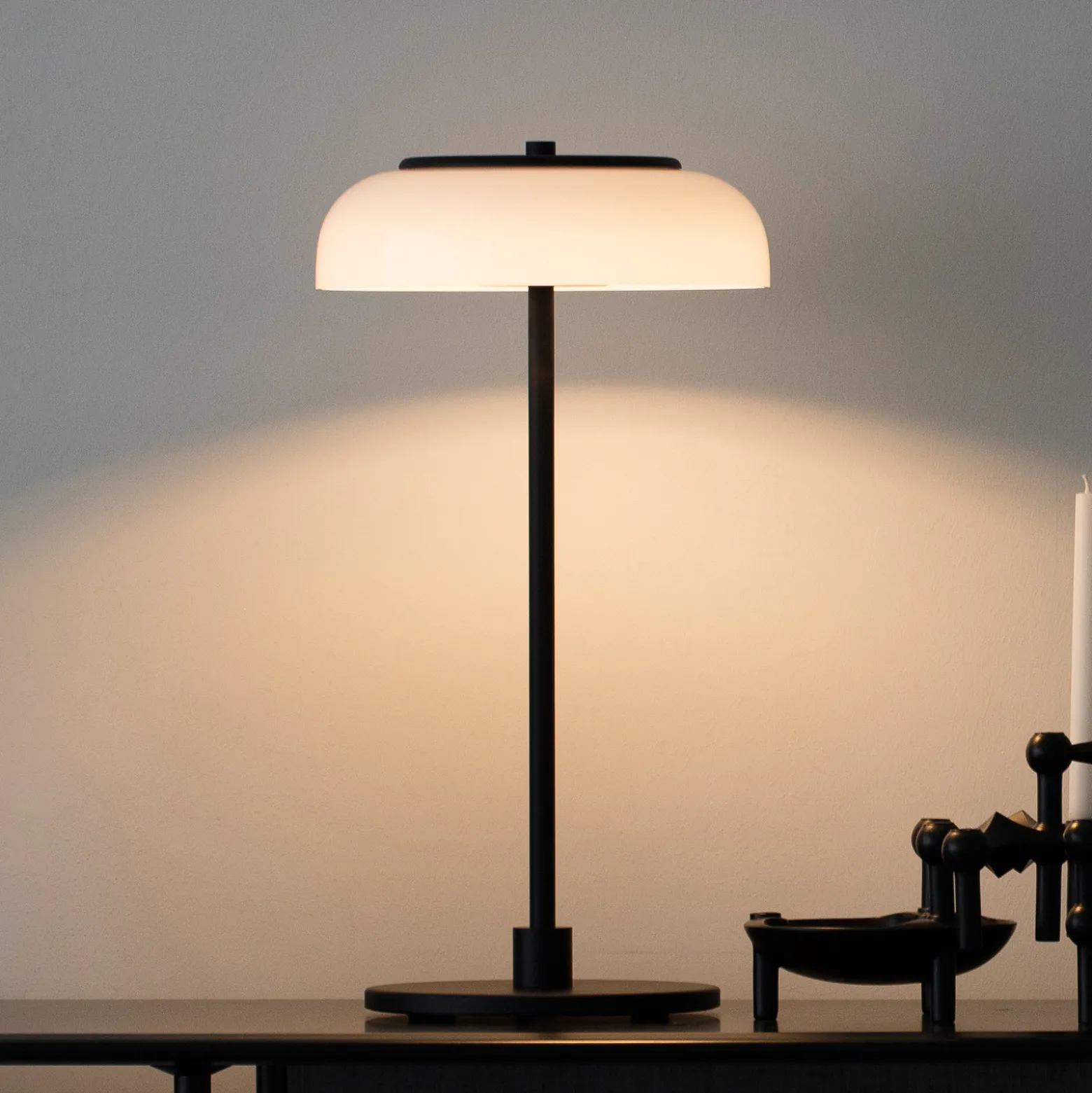 Nuura LED-pöytälamppu Blossi, korkeus 43 cm, musta/opaalinen